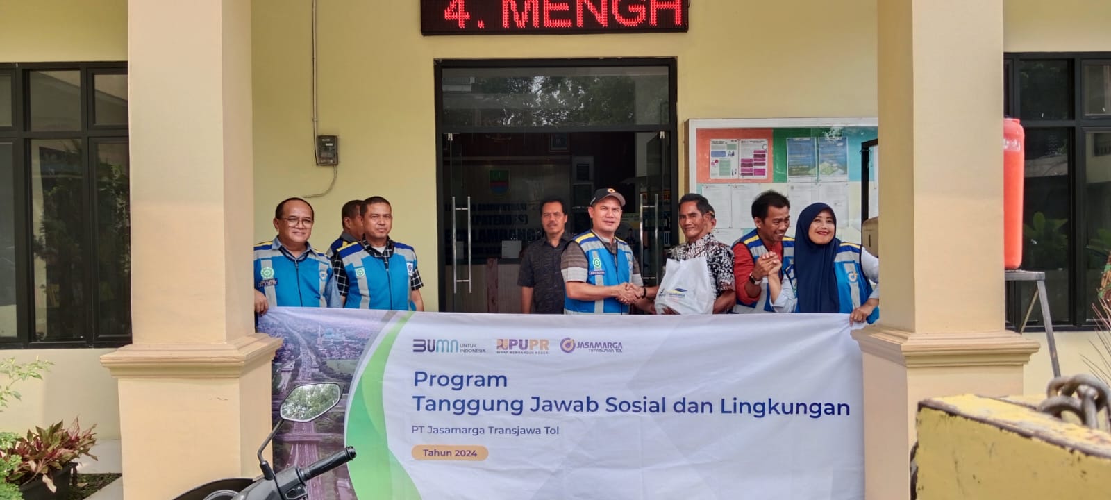 Pemberian Bantuan Paket Sembako PT Jasamarga Transjawa Tol